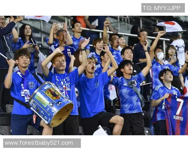 足球明星划船比赛精彩瞬间展现运动员风采与团队合作精神的完美结合 足球明星划船比赛精彩瞬间展现运动员风采与团队合作精神的完美结合